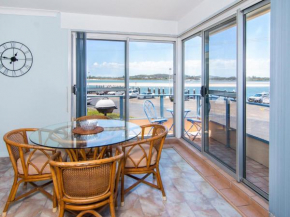 Fairholme 8, Perfect Lakefront Position, Tuncurry